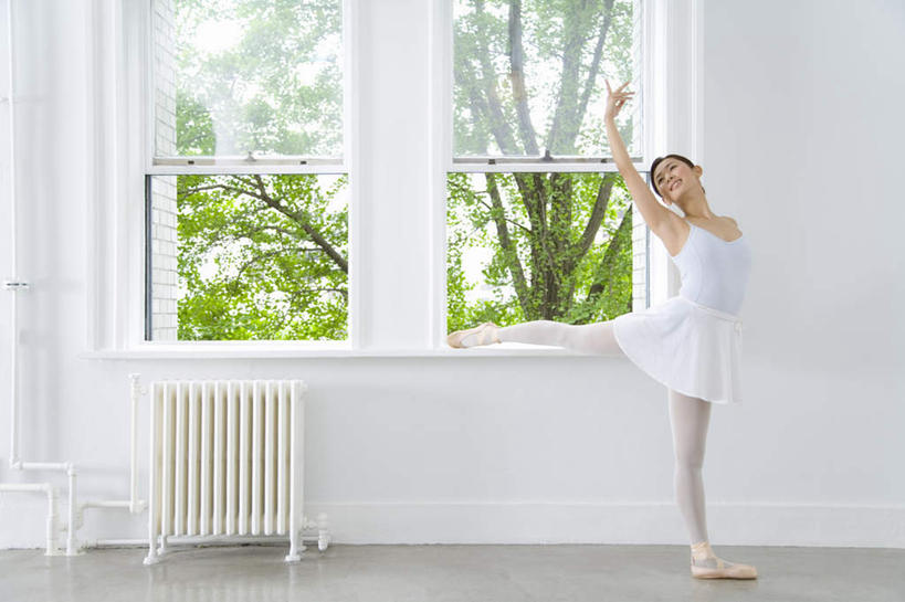 东方人,一个人,跳舞者,健身房,站,举,笑,微笑,露齿笑,横图,室内,白天,侧面,裙子,跳舞,芭蕾,植物,窗户,鞋子,亚洲,仅一个年轻女性,仅一个女性,仅一个人,注视,黄种人,玻璃窗,树,树木,蓝色,绿色,蓝天,天空,自然,天,观察,看,托,站着,短裙,生长,成长,观看,察看,舞鞋,关注,芭蕾舞鞋,暖气,舞姿,舞蹈房,练功房,芭蕾舞裙,芭蕾裙,足尖鞋,芭蕾舞,年轻女性,女人,女性,亚洲人,舞蹈家,舞蹈演员,舞者,举起,举手,举着,向上举,向上伸,向上托,站立,彩图,全身,舞蹈,健身馆