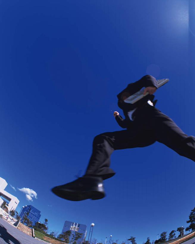 东方人,一个人,商务人士,商务男性,高楼大厦,跳,竖图,室外,白天,仰视,衬衫,大厦,建筑,摩天大楼,亚洲,仅一个男性,仅一个人,阴影,套装,朦胧,模糊,光线,瓷砖,地砖,影子,地面,半空,拎,黄种人,仅一个年轻男性,蓝色,蓝天,天空,阳光,天,晴朗,特效,商务装,工薪阶层,万里无云,男人,男性,年轻男性,亚洲人,白领,上班族,晴空,晴空万里,跳跃,半身,彩图,低角度拍摄,衬衣,大楼,高层建筑,高楼,摩天楼,拎着