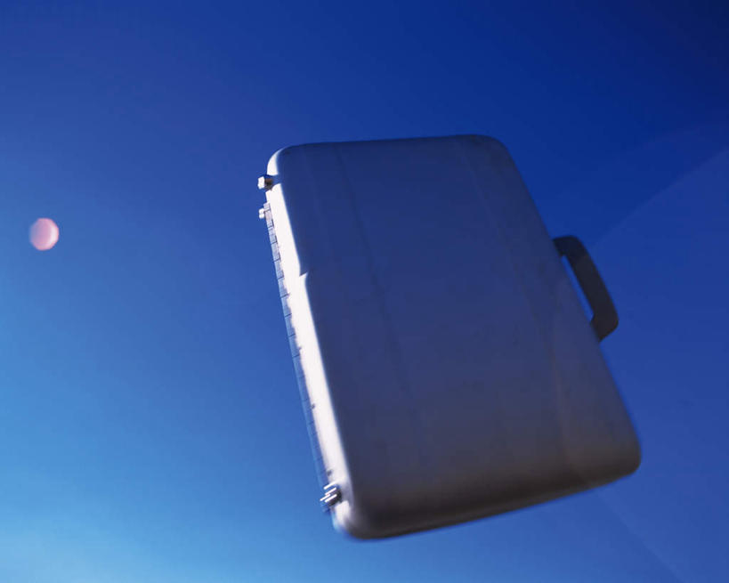 无人,横图,室外,特写,白天,仰视,安全,静物,手提箱,阴影,朦胧,模糊,漂浮,光线,影子,云,云朵,半空,云彩,一个,蓝色,白色,白云,蓝天,天空,阳光,箱子,天,单个,保护,保险,私密,密码箱,彩图,低角度拍摄