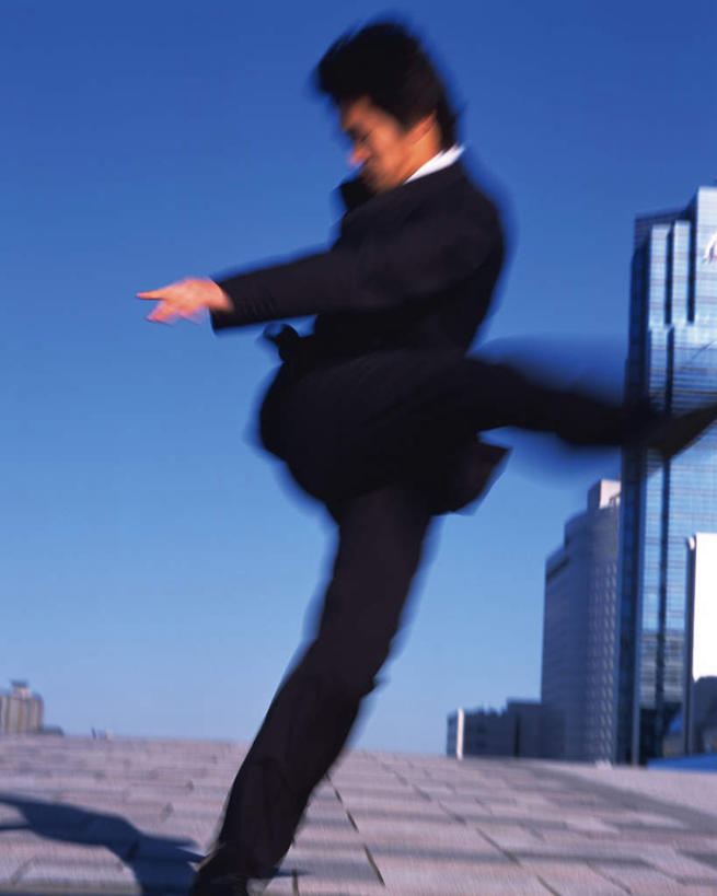 东方人,一个人,商务人士,商务男性,高楼大厦,站,竖图,室外,白天,正面,衬衫,大厦,建筑,摩天大楼,亚洲,仅一个男性,仅一个人,阴影,套装,朦胧,模糊,光线,瓷砖,地砖,影子,地面,抬腿,注视,黄种人,仅一个年轻男性,蓝色,蓝天,天空,阳光,天,观察,看,站着,转头,踢腿,晴朗,观看,察看,关注,商务装,工薪阶层,万里无云,男人,男性,年轻男性,亚洲人,白领,上班族,晴空,晴空万里,站立,半身,彩图,衬衣,大楼,高层建筑,高楼,摩天楼