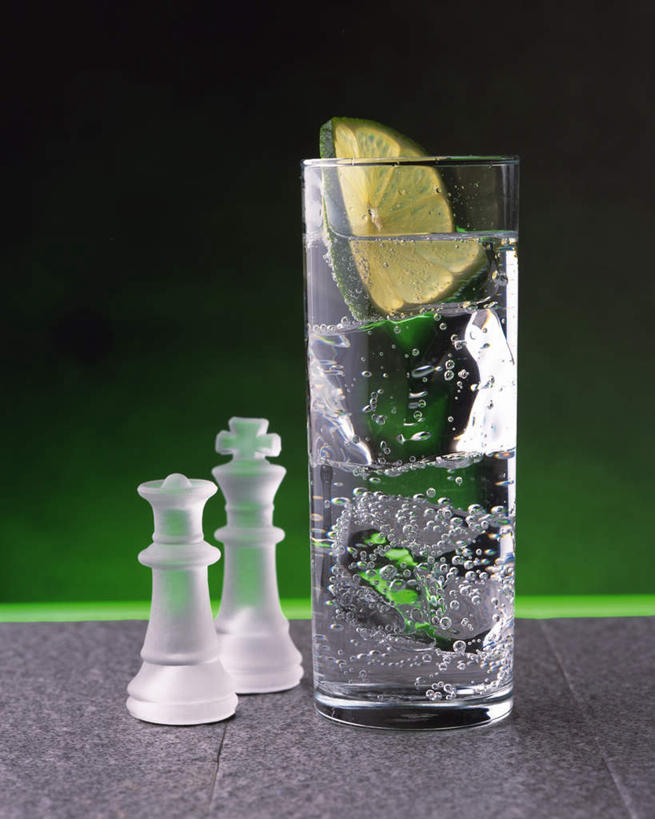 无人,竖图,室内,特写,白天,正面,游戏,快乐,比赛,竞争,杯子,水果,阴影,新鲜,透明,反射,液体,影子,生食,冰块,食品,果实,一杯,玩,娱乐,玻璃制品,食物,饮料,两个,水杯,象棋,休闲,棋盘,国际象棋,酒精饮料,益智,摄影,有机食品,绿色食品,影棚,活动,酒精,发泄,消遣,智力,宣泄,酸橙,代代,玻璃杯,橙子,橙,玩耍,嬉戏,彩图,影棚拍摄,拍摄