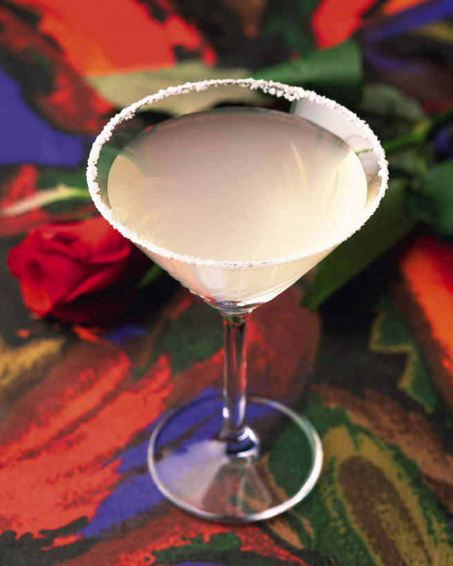 无人,竖图,俯视,室内,特写,白天,杯子,阴影,朦胧,模糊,反射,高脚杯,液体,影子,食品,玛格丽特,酒类,一杯,文化,玻璃制品,酒,食物,饮料,白色,酒杯,鸡尾酒,酒精饮料,调酒,创造,酒精,想象,玻璃杯,彩图,高角度拍摄,玛格丽特鸡尾酒