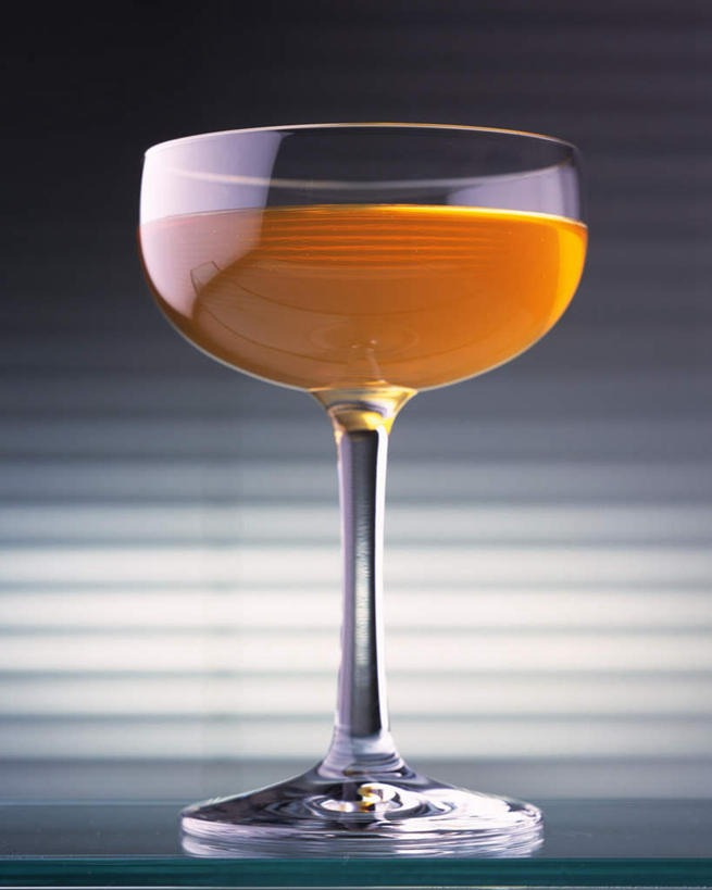 无人,竖图,室内,特写,白天,正面,杯子,阴影,朦胧,模糊,反射,高脚杯,液体,影子,食品,酒类,一杯,文化,玻璃制品,酒,食物,饮料,酒杯,鸡尾酒,橙色,酒精饮料,调酒,摄影,影棚,创造,酒精,想象,玻璃杯,彩图,影棚拍摄,拍摄