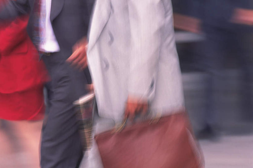 西方人,两个人,商务人士,商务男性,横图,室外,白天,侧面,道路,路,公路,欧洲,欧洲人,阴影,套装,朦胧,模糊,光线,包,公文包,影子,交通,阳光,提,公事包,提着,商务装,工薪阶层,男人,男性,年轻男性,白种人,白领,上班族,马路,半身,彩图