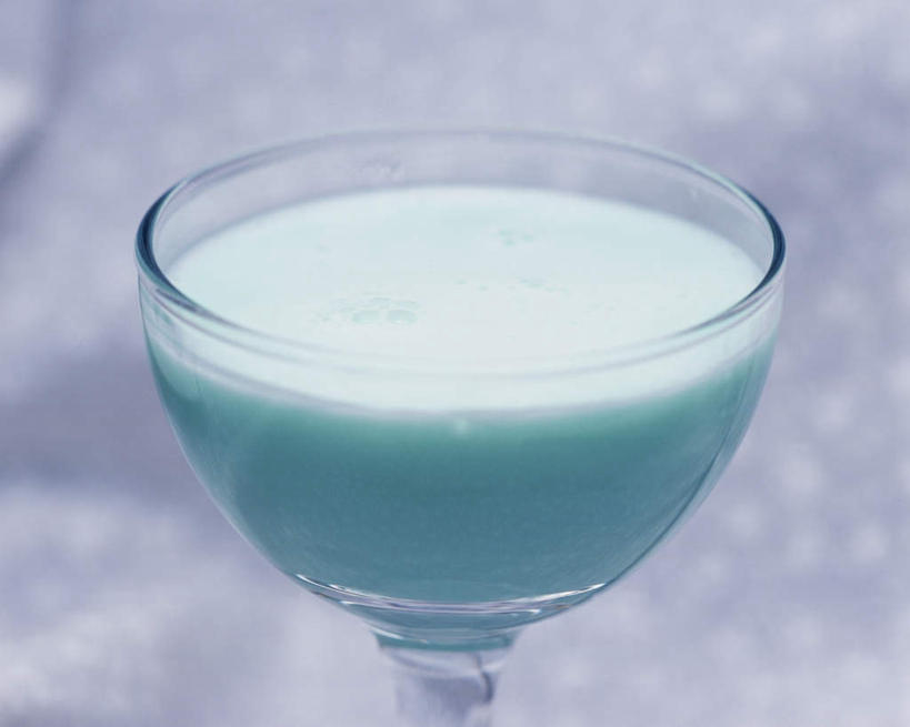 无人,横图,俯视,室内,特写,白天,杯子,阴影,朦胧,模糊,反射,高脚杯,液体,影子,食品,酒类,一杯,文化,玻璃制品,酒,食物,饮料,酒杯,奶油,鸡尾酒,酒精饮料,调酒,摄影,影棚,创造,酒精,想象,甜酒,玻璃杯,彩图,高角度拍摄,影棚拍摄,拍摄,绿色蚱蜢,绿色蚱蜢鸡尾酒