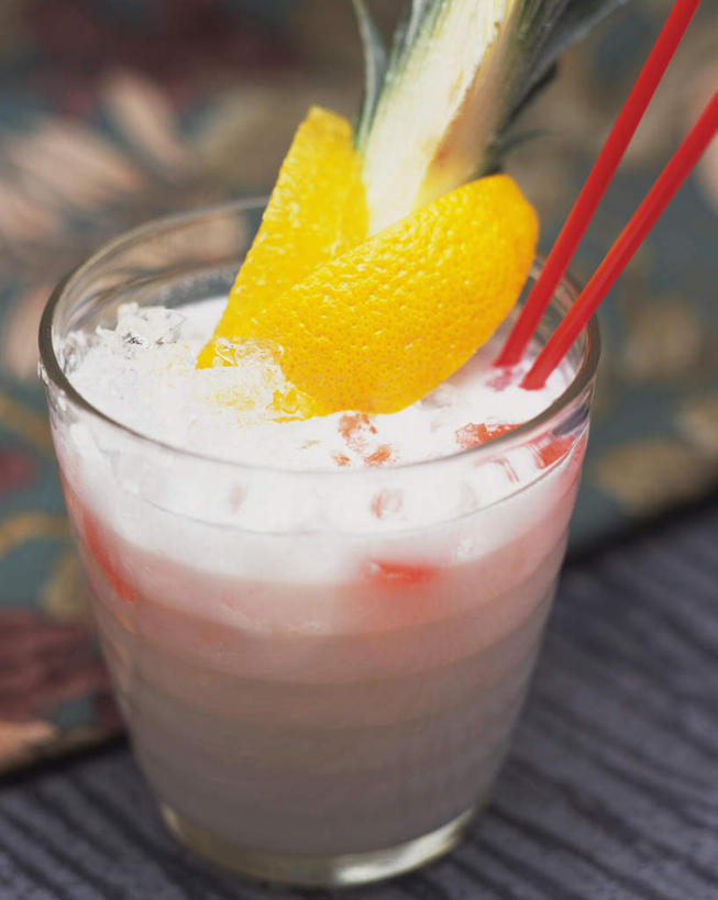 无人,竖图,俯视,室内,特写,白天,菠萝,杯子,阴影,反射,液体,影子,塑料,木桌,冰块,食品,酒类,一杯,玻璃制品,酒,食物,饮料,酒杯,塑料制品,吸管,酒精饮料,摄影,影棚,空心,酒精,饮管,蒸馏酒,烈酒,玻璃杯,凤梨,彩图,高角度拍摄,影棚拍摄,拍摄,冰镇果汁朗姆酒,兰姆酒,蓝姆酒,朗姆酒,圆柱状