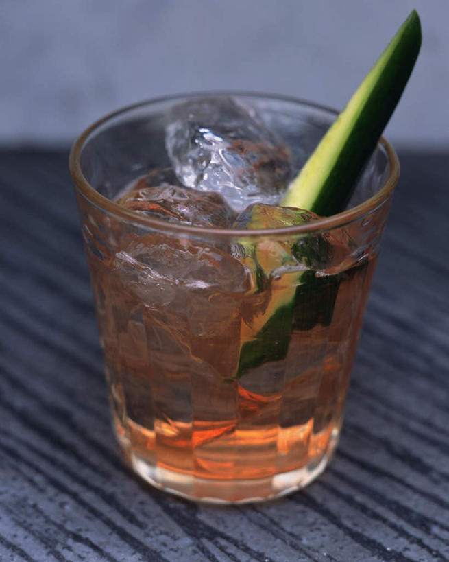 无人,竖图,俯视,室内,特写,白天,黄瓜,蔬菜,杯子,阴影,朦胧,模糊,新鲜,反射,高脚杯,液体,影子,冰块,食品,酒类,一杯,文化,玻璃制品,酒,食物,饮料,酒杯,鸡尾酒,酒精饮料,调酒,摄影,有机食品,绿色食品,影棚,创造,酒精,想象,龙舌兰酒,特基拉酒,野莓龙舌兰,野莓龙舌兰鸡尾酒,玻璃杯,彩图,高角度拍摄,影棚拍摄,拍摄