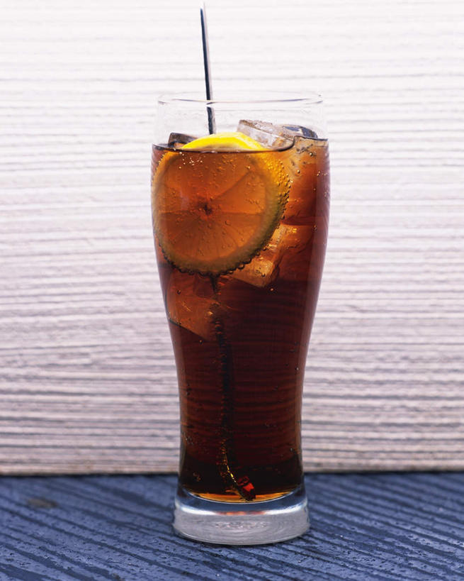 无人,竖图,室内,特写,白天,正面,柠檬,杯子,水果,切片,阴影,朦胧,模糊,新鲜,反射,高脚杯,液体,影子,生食,冰块,食品,果实,酒类,一杯,文化,玻璃制品,酒,食物,饮料,酒杯,鸡尾酒,搅拌棒,酒精饮料,调酒,摄影,有机食品,绿色食品,影棚,创造,酒精,想象,自由古巴,自由古巴鸡尾酒,玻璃杯,益母果,柠果,彩图,影棚拍摄,拍摄