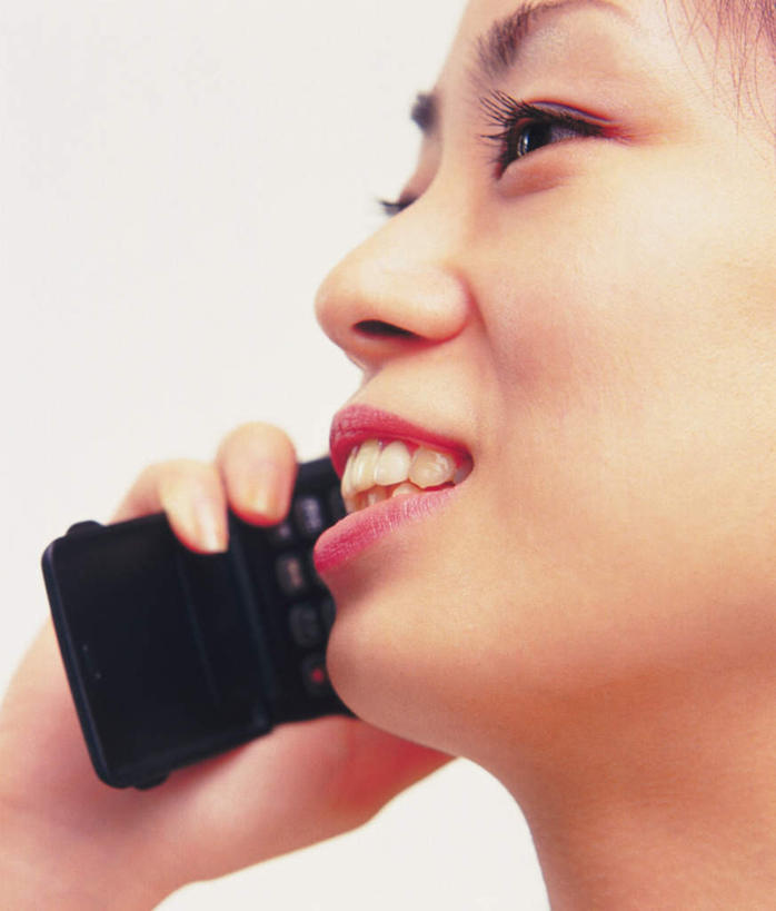 脸,头,脸颊,手,打电话,竖图,室内,特写,白天,白色背景,侧面,电话,手机,握,拿,拿着,通讯设备,手部,手指,握着,摄影,影棚,一部,交流,头部,脸部,脸蛋,面部,沟通,通话,半身,彩图,影棚拍摄,拍摄