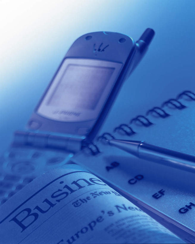 无人,竖图,室内,特写,白天,正面,静物,报纸,电话,手提箱,手机,一本,阴影,反射,光线,笔,标志,文字,影子,字符,字母,记事本,圆珠笔,通讯设备,标识,本子,笔记本,箱子,一支,密码箱,一部,彩图