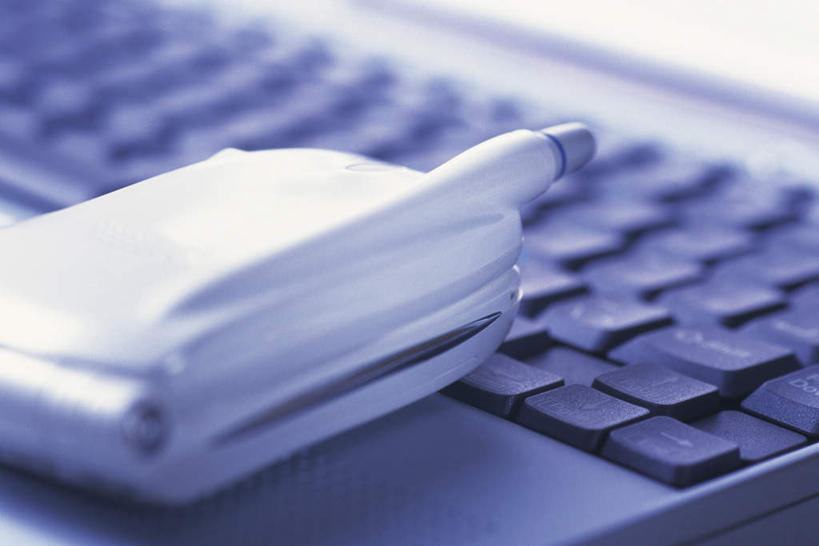 无人,打电话,横图,俯视,室内,特写,白天,电脑,笔记本电脑,键盘,天线,静物,电话,手机,阴影,朦胧,模糊,光线,网络,影子,输入设备,通讯设备,阳光,无线,通信设备,无线网络,无线上网,便携式电脑,交流,手提电脑,沟通,通话,彩图,高角度拍摄