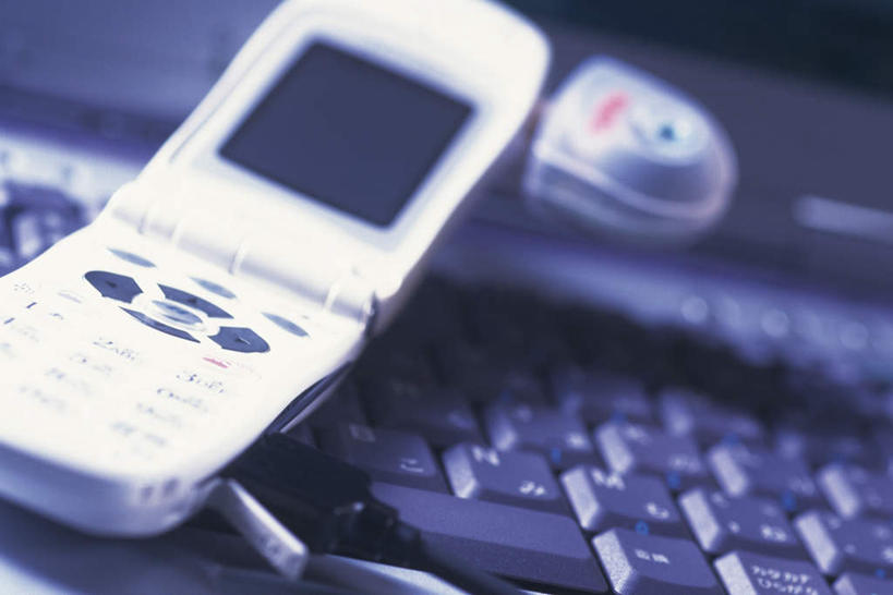 无人,打电话,横图,俯视,室内,特写,白天,电脑,笔记本电脑,键盘,静物,电话,手机,阴影,朦胧,模糊,光线,网络,影子,摄像头,输入设备,通讯设备,阳光,电源线,无线,通信设备,无线网络,无线上网,便携式电脑,交流,手提电脑,沟通,通话,彩图,高角度拍摄