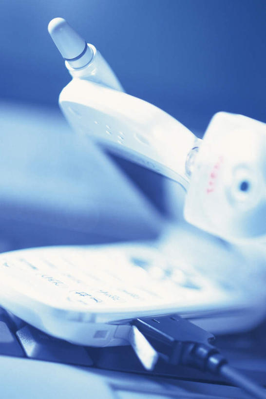 无人,打电话,竖图,室内,特写,白天,正面,电脑,笔记本电脑,键盘,静物,电话,手机,阴影,朦胧,模糊,光线,网络,影子,摄像头,输入设备,通讯设备,阳光,电源线,无线,通信设备,无线网络,无线上网,便携式电脑,交流,手提电脑,沟通,通话,彩图