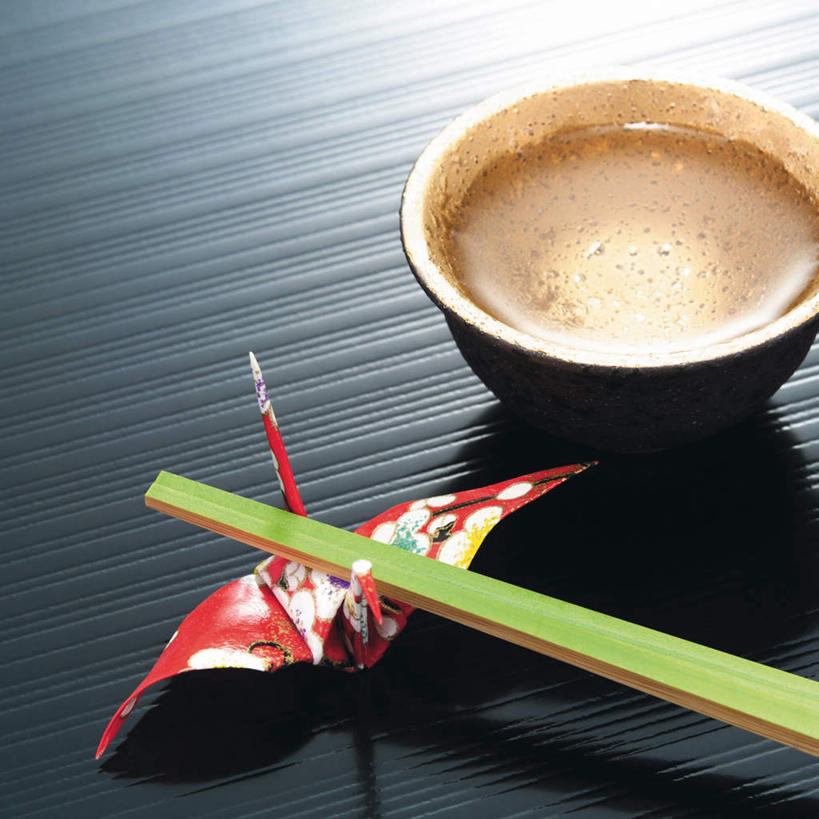 清酒,无人,方图,俯视,室内,特写,白天,筷子,静物,餐具,日本,亚洲,一双,阴影,日本文化,艺术,装饰,反射,影子,折纸,纸艺,手工艺品,米酒,筷枕,千纸鹤,文化,传统,一只,纸鹤,工艺品,碗,酒精饮料,摄影,影棚,华丽,修饰,点缀,酒精,高雅,东亚,日本国,工艺折纸,自信心,品位,衬托,美观,雅致,雅观,进餐用具,烹调用具,彩图,高角度拍摄,影棚拍摄,拍摄