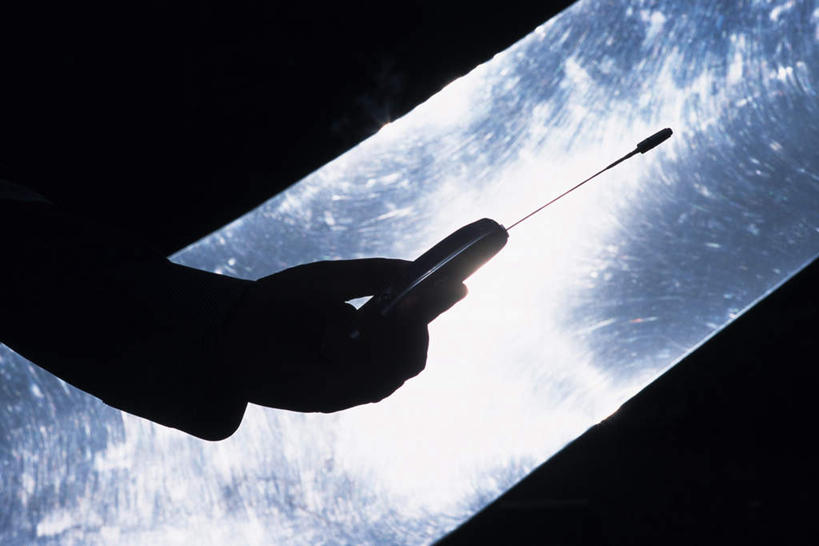 东方人,手,一个人,商务人士,商务男性,摸,打电话,横图,室外,特写,白天,仰视,电话,手机,亚洲,仅一个男性,仅一个人,敲打,握,阴影,光线,影子,背光,拿,拿着,黄种人,输入,通讯设备,仅一个年轻男性,阳光,手部,手指,握着,单手,点击,敲击,逆光,工薪阶层,袖口,一部,交流,按键,男人,男性,年轻男性,亚洲人,白领,上班族,触摸,沟通,接触,通话,半身,彩图,低角度拍摄