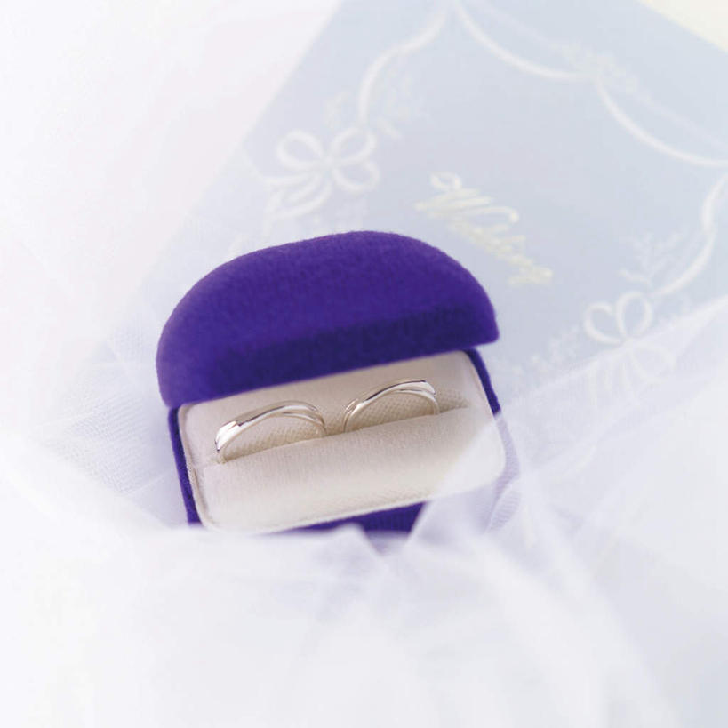 无人,方图,俯视,室内,特写,白天,婚礼,快乐,礼盒,礼物,阴影,朦胧,模糊,庆祝,装饰,光线,标志,纺织物,文字,影子,纸盒,字符,字母,一对,结婚,标识,盒子,阳光,包装盒,结婚戒指,戒指,卡片,礼品盒,喜庆,遮,遮掩,礼品,戒枕,纪念,华丽,修饰,点缀,掩盖,遮挡,遮盖,衬托,美观,雅致,雅观,掩饰,彩图,高角度拍摄,高兴