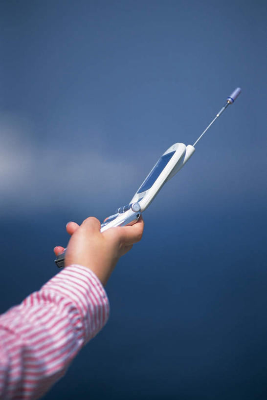 东方人,手,一个人,商务人士,商务男性,打电话,竖图,室外,特写,白天,侧面,电话,手机,亚洲,仅一个男性,仅一个人,握,阴影,朦胧,模糊,光线,影子,拿,拿着,黄种人,通讯设备,仅一个年轻男性,阳光,手部,手指,握着,单手,工薪阶层,袖口,交流,男人,男性,年轻男性,亚洲人,白领,上班族,沟通,通话,半身,彩图