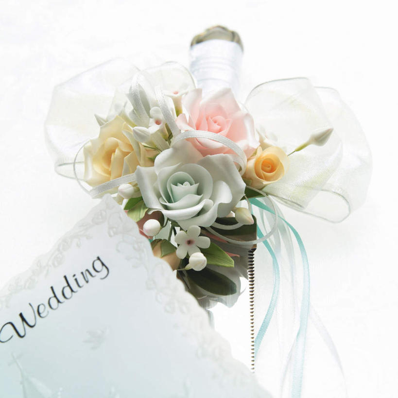 无人,方图,俯视,室内,特写,白天,婚礼,快乐,金属制品,阴影,花纹,朦胧,模糊,庆祝,装饰,盛开,光线,金属,标志,纺织物,文字,影子,字符,字母,结婚,花蕾,标识,花,花瓣,花朵,鲜花,阳光,蝴蝶结,假花,卡片,刀,花苞,花蕊,喜庆,纪念,华丽,修饰,点缀,剑,炊具,衬托,美观,雅致,雅观,彩图,高角度拍摄,高兴,仿真花,人造花