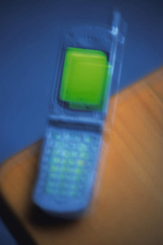 无人,竖图,俯视,室内,白天,桌子,电话,手机,照明,阴影,朦胧,模糊,光线,影子,木桌,灯光,通讯设备,灯,阳光,照亮,照明设备,一部,彩图,高角度拍摄