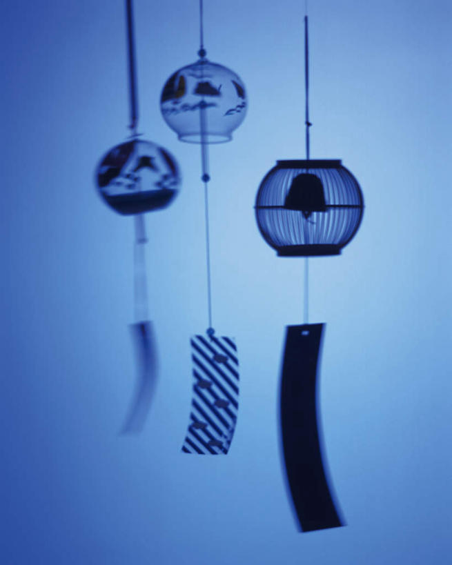 无人,竖图,室内,特写,白天,正面,幸福,运气,静物,风铃,悬挂,蓝色背景,装饰,三个,祈祷,祈福,警示,许愿,摄影,影棚,华丽,修饰,祈求,吉祥,点缀,平和,问候,警惕,衬托,美观,雅致,雅观,思念,想念,玉振,幸运,占风铎,彩图,影棚拍摄,拍摄