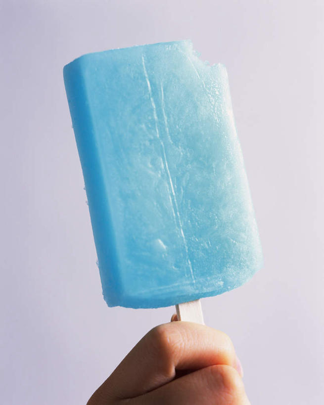 东方人,手,一个人,站,竖图,室内,特写,白天,白色背景,正面,亚洲,仅一个男性,仅一个人,食品,甜点,甜品,拿,拿着,黄种人,食物,仅一个年轻男性,蓝色,甜食,站着,日本人,手部,手指,摄影,影棚,冰棒,男人,男性,年轻男性,亚洲人,站立,半身,彩图,影棚拍摄,拍摄