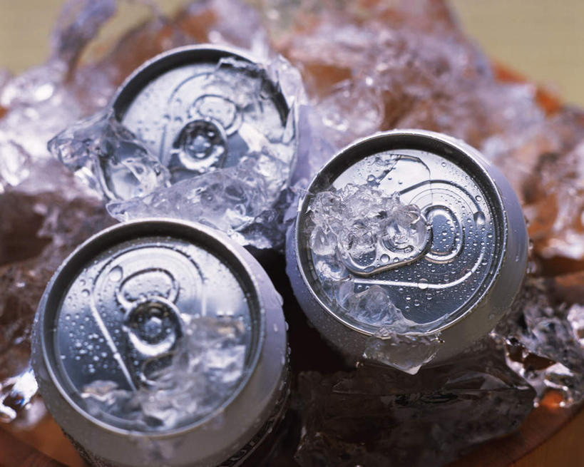 无人,横图,俯视,室内,特写,白天,静物,朦胧,模糊,透明,冰块,半空,食物,饮料,三个,易拉罐,彩图,高角度拍摄