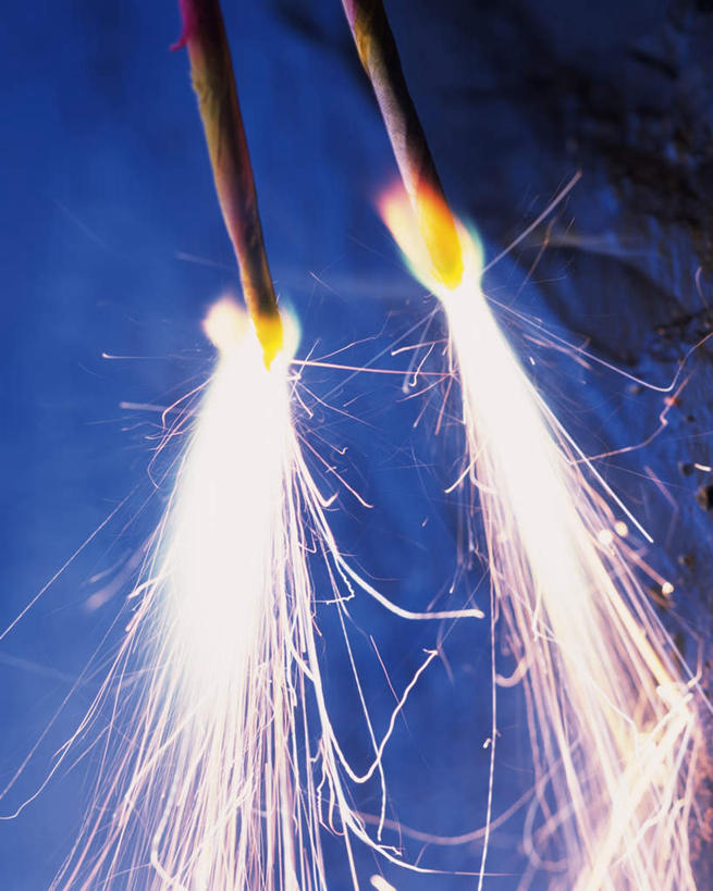 无人,竖图,室外,特写,白天,正面,烟火,静物,两根,焰火,闪耀,烟火棒,闪烁,礼花,五彩缤纷,花炮,礼花炮,闪动,闪灼,烟花,彩图