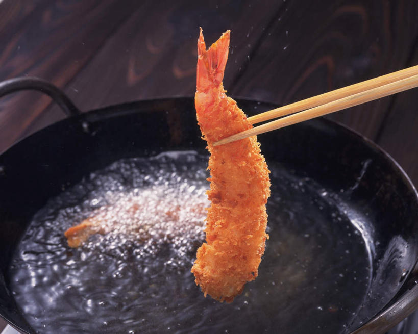 海鲜,无人,横图,俯视,室内,特写,白天,烹饪,筷子,静物,餐具,虾,油,油炸,日本料理,料理,食品,夹,锅,水产,菜肴,美食,食物,日式料理,日式,摄影,佳肴,影棚,海产品,进餐用具,烹调用具,彩图,高角度拍摄,影棚拍摄,拍摄