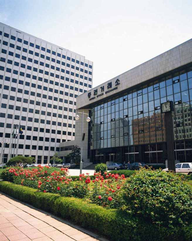 无人,竖图,室外,白天,仰视,旅游,度假,植物,标志建筑,道路,地标,建筑,路,公路,汽车,韩国,亚洲,阴影,光线,影子,云,云朵,交通,云彩,娱乐,建设,车,树,树木,蓝色,绿色,白云,蓝天,天空,阳光,自然,交通工具,轿车,天,享受,休闲,旅游胜地,放松,金融,生长,成长,证券交易所,交易所,东亚,大韩民国,马路,彩图,低角度拍摄,股票交易所