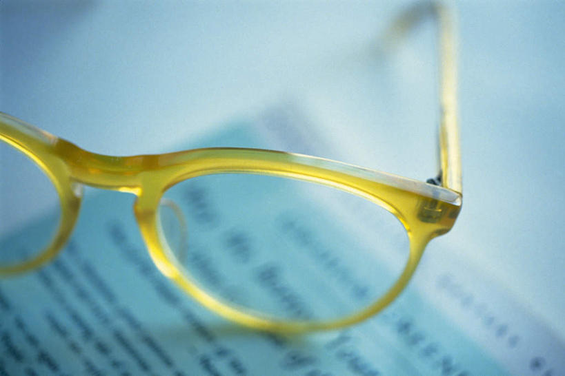 无人,横图,俯视,室内,特写,白天,静物,报纸,一副,阴影,朦胧,模糊,反射,信息,英文,标志,文字,眼镜,影子,字符,字母,标识,英文字母,新闻,近视眼镜,彩图,高角度拍摄,报刊