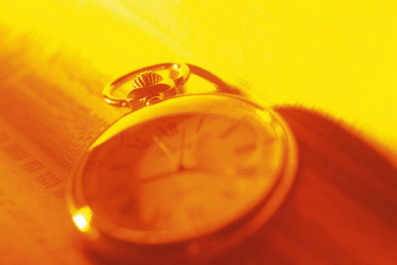 无人,横图,俯视,室内,特写,白天,复古,静物,报纸,一块,阴影,黄色背景,时间,光线,信息,时钟,影子,计时,怀表,一个,阳光,钟表,表,单个,新闻,挂表,钟,彩图,高角度拍摄,报刊