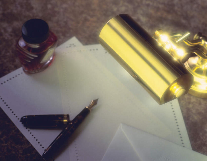 无人,横图,俯视,室内,特写,白天,台灯,桌子,静物,照明,笔,墨水,办公桌,灯光,办公用品,钢笔,信纸,纸张,灯,文具,瓶子,塑料制品,学习用品,灯具,塑料瓶,摄影,影棚,文具用品,照亮,照明设备,彩图,高角度拍摄,影棚拍摄,拍摄