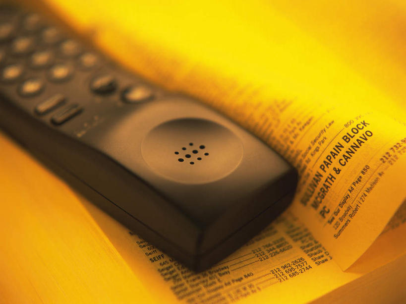 无人,打电话,横图,俯视,室内,特写,白天,静物,报纸,电话,阴影,光线,信息,影子,通讯设备,阳光,话筒,电话线,新闻,交流,电话机,沟通,通话,彩图,高角度拍摄,报刊