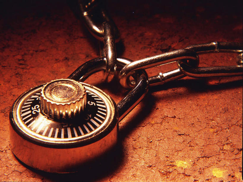 无人,横图,俯视,室内,特写,白天,安全,桌面,桌子,静物,金属制品,阴影,反射,金属,木制,影子,防护,锁,木制品,摄影,影棚,褐色背景,保护,链条,保险,私密,保全,周全,安稳,安定,防盗,平安,彩图,高角度拍摄,影棚拍摄,拍摄