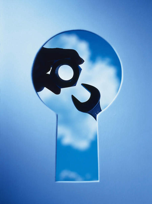 东方人,手,一个人,站,竖图,室内,特写,白天,仰视,亚洲,仅一个男性,仅一个人,阴影,蓝色背景,光线,工具,影子,洞,云,云朵,孔,拿,云彩,拿着,黄种人,仅一个年轻男性,蓝色,白云,蓝天,天空,阳光,天,站着,手部,手指,摄影,洞穴,影棚,扳手,单手,锁眼,穴,扳头,男人,男性,年轻男性,亚洲人,站立,半身,彩图,低角度拍摄,影棚拍摄,拍摄