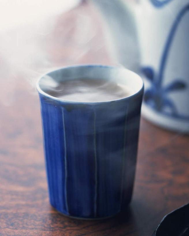 无人,竖图,俯视,室内,特写,白天,雾,餐桌,桌子,静物,杯子,沸腾,蒸汽,瓷器,绿茶,咖啡杯,陶瓷制品,水蒸气,一杯,饮料,餐台,瓷杯,蒸发,彩图,高角度拍摄