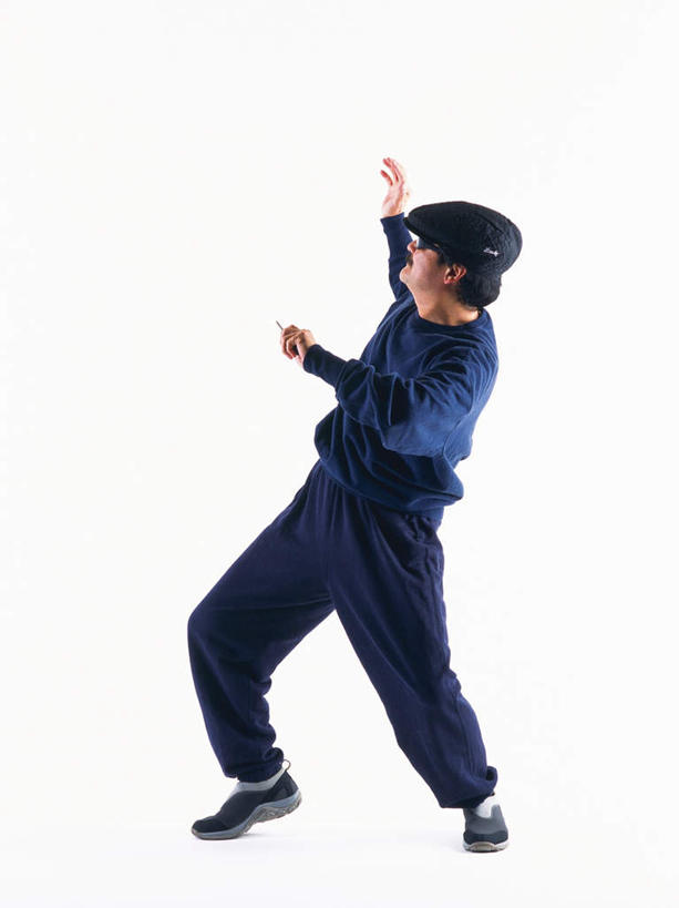 东方人,一个人,站,举,竖图,室内,白天,白色背景,正面,帽子,亚洲,仅一个男性,仅一个人,仅一个中年男性,服装,墨镜,眼镜,扭头,注视,休闲装,黄种人,衣服,蓝色,太阳镜,太阳眼镜,观察,看,托,站着,转头,休闲,休闲服,遮阳镜,摄影,服饰,转身,影棚,观看,犯罪,察看,关注,盗窃,偷窃,小偷,窃贼,盗贼,贼,偷盗,男人,男性,中年男性,亚洲人,举起,举手,举着,向上举,向上伸,向上托,站立,彩图,全身,影棚拍摄,拍摄