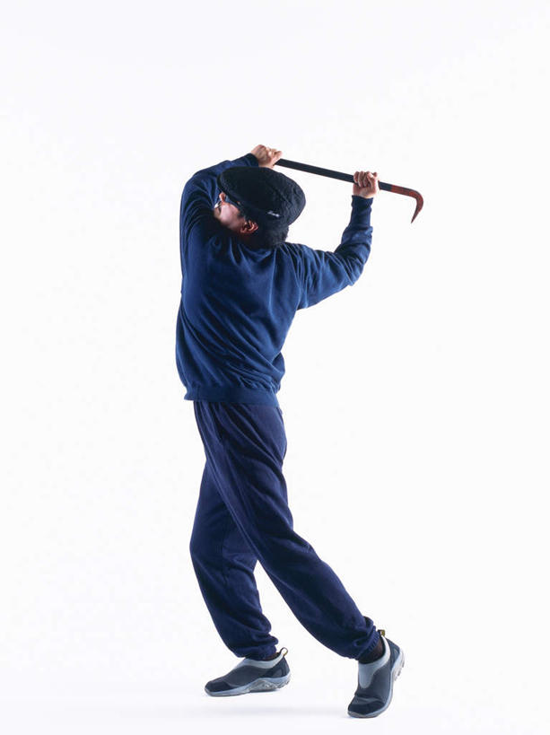 东方人,一个人,站,举,竖图,室内,白天,白色背景,金属制品,亚洲,仅一个男性,仅一个人,仅一个中年男性,金属,注视,黄种人,背面,观察,看,托,站着,摄影,影棚,观看,犯罪,察看,关注,砸,盗窃,偷窃,撬棒,小偷,窃贼,盗贼,贼,偷盗,男人,男性,中年男性,亚洲人,举起,举手,举着,向上举,向上伸,向上托,站立,彩图,全身,影棚拍摄,拍摄