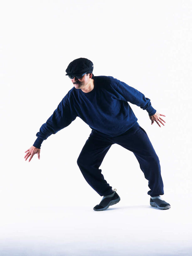 东方人,胡须,一个人,站,伸展双臂,竖图,室内,白天,白色背景,正面,帽子,亚洲,仅一个男性,仅一个人,仅一个中年男性,弯腰,服装,墨镜,眼镜,注视,休闲装,黄种人,衣服,蓝色,太阳镜,太阳眼镜,观察,看,站着,休闲,休闲服,遮阳镜,摄影,服饰,影棚,观看,犯罪,察看,关注,盗窃,偷窃,弯身,小偷,窃贼,盗贼,贼,偷盗,男人,男性,中年男性,亚洲人,胡子,小胡子,敞开双臂,伸开双臂,展开双肩,站立,张开手臂,张开双臂,彩图,全身,影棚拍摄,拍摄