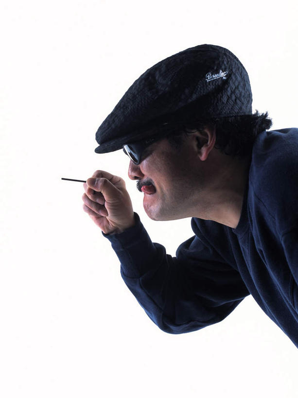 东方人,胡须,一个人,站,摸,竖图,室内,白天,白色背景,侧面,亚洲,仅一个男性,仅一个人,仅一个中年男性,弯腰,握,工具,拿,拿着,注视,黄种人,观察,看,站着,握着,摄影,影棚,观看,犯罪,察看,关注,盗窃,偷窃,弯身,小偷,窃贼,盗贼,贼,偷盗,男人,男性,中年男性,亚洲人,胡子,小胡子,触摸,接触,站立,半身,彩图,影棚拍摄,拍摄