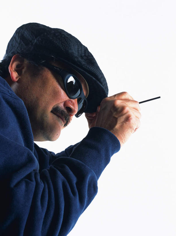 东方人,一个人,站,摸,竖图,室内,白天,白色背景,侧面,亚洲,仅一个男性,仅一个人,仅一个中年男性,握,工具,拿,拿着,注视,黄种人,观察,看,站着,握着,摄影,影棚,观看,犯罪,察看,关注,盗窃,偷窃,小偷,窃贼,盗贼,贼,偷盗,男人,男性,中年男性,亚洲人,触摸,接触,站立,半身,彩图,影棚拍摄,拍摄