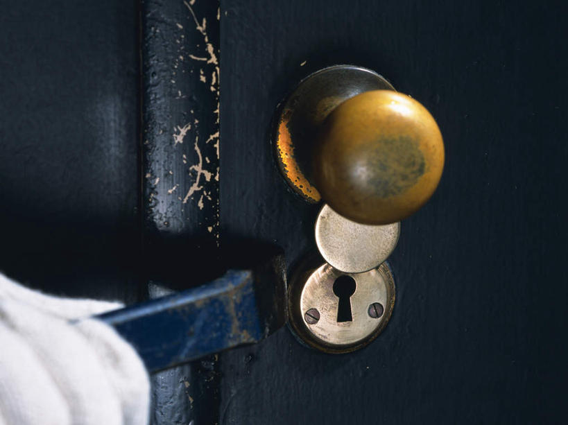 东方人,一个人,站,横图,室外,白天,正面,安全,门,金属制品,亚洲,仅一个男性,仅一个人,仅一个中年男性,金属,工具,防护,注视,黄种人,把手,门把手,手套,门框,观察,看,站着,观看,保护,门把,犯罪,察看,关注,保险,盗窃,偷窃,撬,撬棒,保全,周全,安稳,安定,防护手套,小偷,窃贼,盗贼,贼,偷盗,平安,男人,男性,中年男性,亚洲人,拉手,站立,半身,彩图