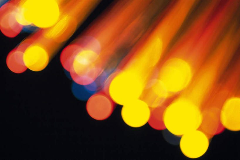 无人,横图,俯视,室内,特写,白天,商务,通讯,技术,科技,静物,照明,一排,许多,黑色背景,朦胧,模糊,整齐,光纤,网络,圆形,光,排列,黄色,通信,摄影,影棚,刺眼,耀眼,照亮,光导纤维,照明设备,队列,彩图,高角度拍摄,影棚拍摄,拍摄,夺目