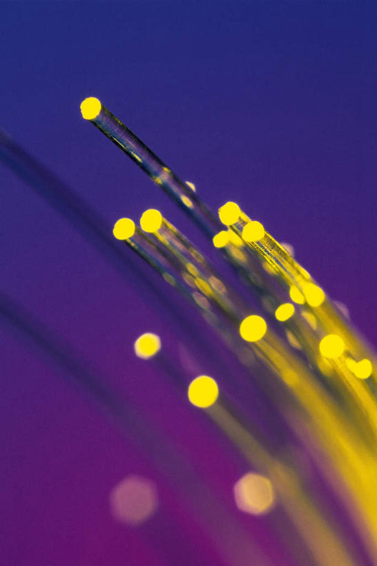 无人,竖图,俯视,室内,特写,白天,商务,通讯,技术,科技,静物,照明,一排,许多,蓝色背景,朦胧,模糊,整齐,光纤,网络,圆形,光,排列,黄色,通信,摄影,影棚,刺眼,耀眼,照亮,光导纤维,照明设备,队列,彩图,高角度拍摄,影棚拍摄,拍摄,夺目