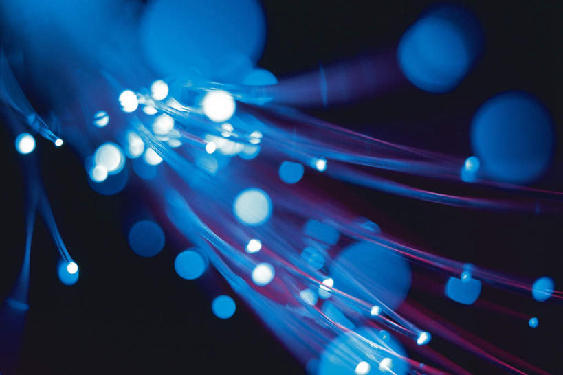 无人,横图,俯视,室内,特写,白天,商务,通讯,技术,科技,静物,照明,一排,许多,黑色背景,朦胧,模糊,整齐,光纤,网络,圆形,光,排列,蓝色,通信,摄影,影棚,刺眼,耀眼,照亮,光导纤维,照明设备,队列,彩图,高角度拍摄,影棚拍摄,拍摄,夺目