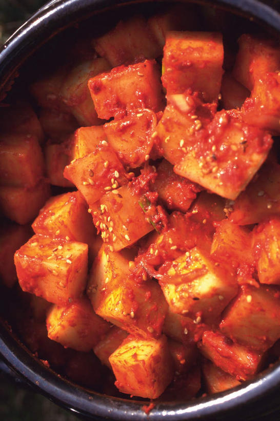 泡菜,无人,竖图,俯视,室内,特写,白天,烹饪,萝卜,白萝卜,桶,料理,食品,韩式,切块,菜肴,美食,食物,红色,容器,摄影,佳肴,影棚,储藏,储存,韩国料理,韩式料理,韩国泡菜,莱菔,彩图,高角度拍摄,影棚拍摄,拍摄,贮存