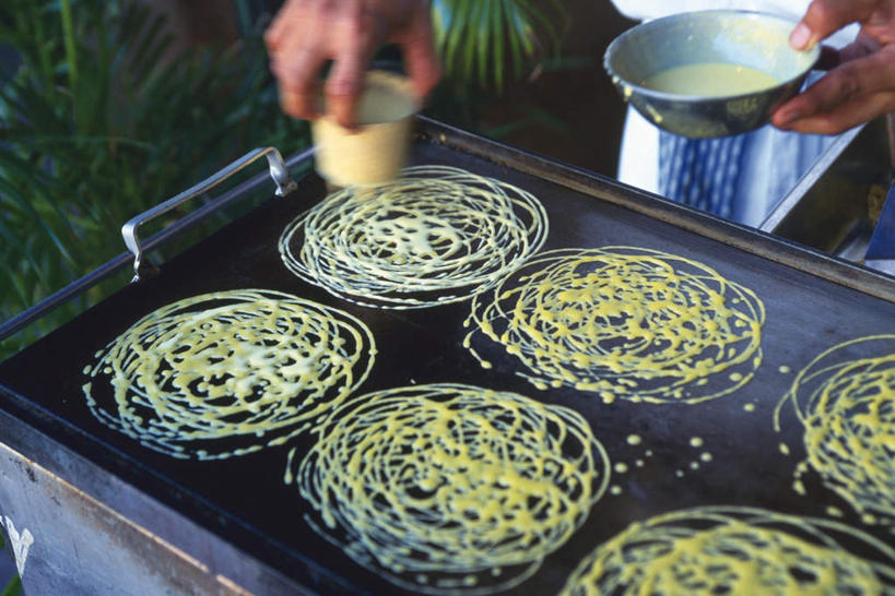 点心,东方人,一个人,站,摸,横图,俯视,室内,白天,亚洲,仅一个男性,仅一个人,仅一个中年男性,握,朦胧,模糊,食品,甜点,甜品,烤架,拿,拿着,注视,黄种人,铁板,食物,糕点,碗,甜食,观察,看,站着,铁架,握着,观看,察看,关注,男人,男性,中年男性,亚洲人,触摸,接触,站立,半身,彩图,高角度拍摄