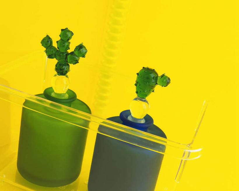 无人,横图,俯视,室内,特写,白天,静物,两瓶,阴影,黄色背景,透明,反射,篮子,影子,塑料,地面,瓶子,塑料制品,塑料瓶,摄影,影棚,彩图,高角度拍摄,影棚拍摄,拍摄