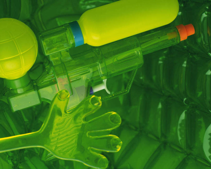 手掌,无人,横图,俯视,室内,特写,白天,游戏,桌面,静物,玩具,玩,娱乐,绿色,休闲,益智,摄影,影棚,活动,水枪,发泄,消遣,智力,宣泄,玩耍,嬉戏,彩图,高角度拍摄,影棚拍摄,拍摄