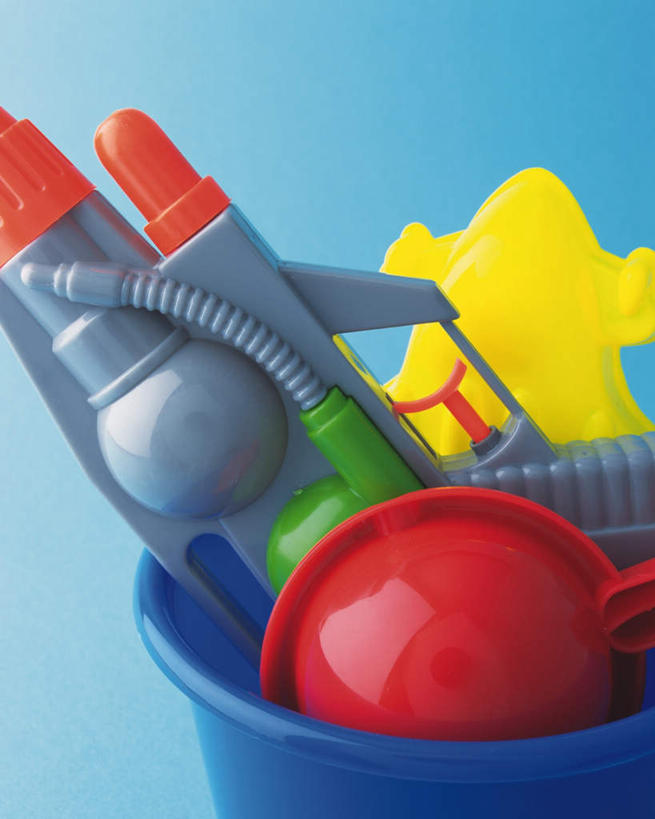 无人,竖图,俯视,室内,特写,白天,游戏,桌面,静物,玩具,桶,玩,娱乐,容器,休闲,益智,摄影,影棚,活动,储藏,水枪,储存,发泄,消遣,智力,宣泄,玩耍,嬉戏,彩图,高角度拍摄,影棚拍摄,拍摄,贮存